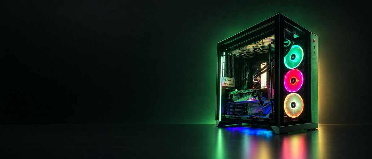 Gaming PC mit Glasseitenteil und grün-goldener Beleuchtung