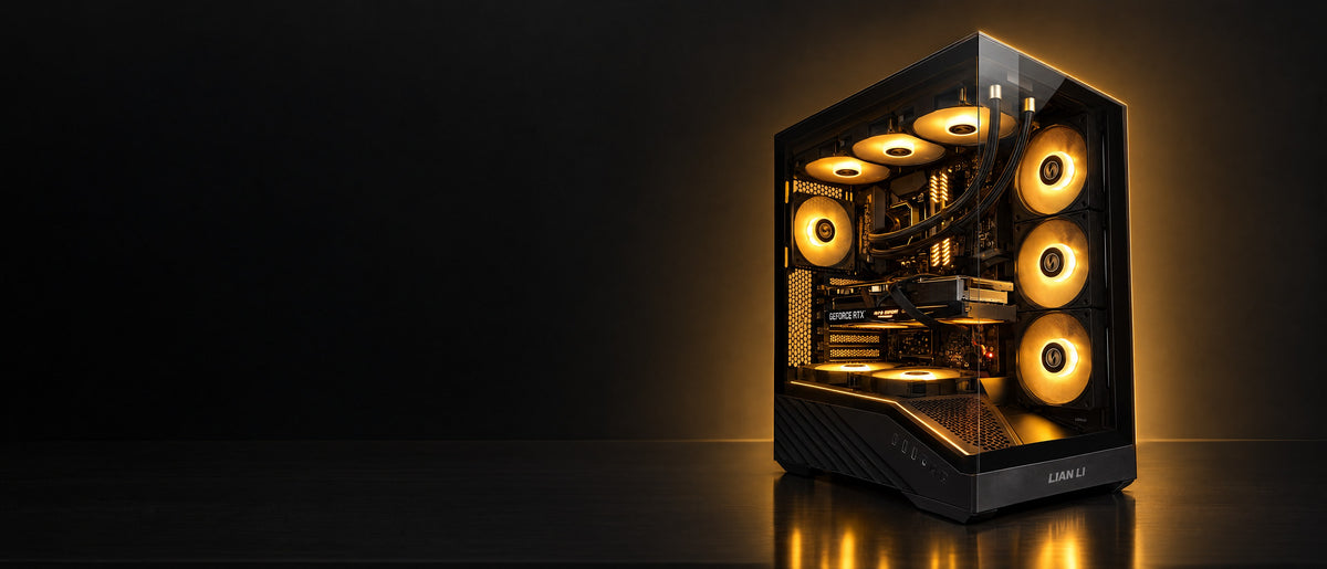 Gaming PC mit Wasserkühlung, Glasgehäuse und goldener Beleuchtung